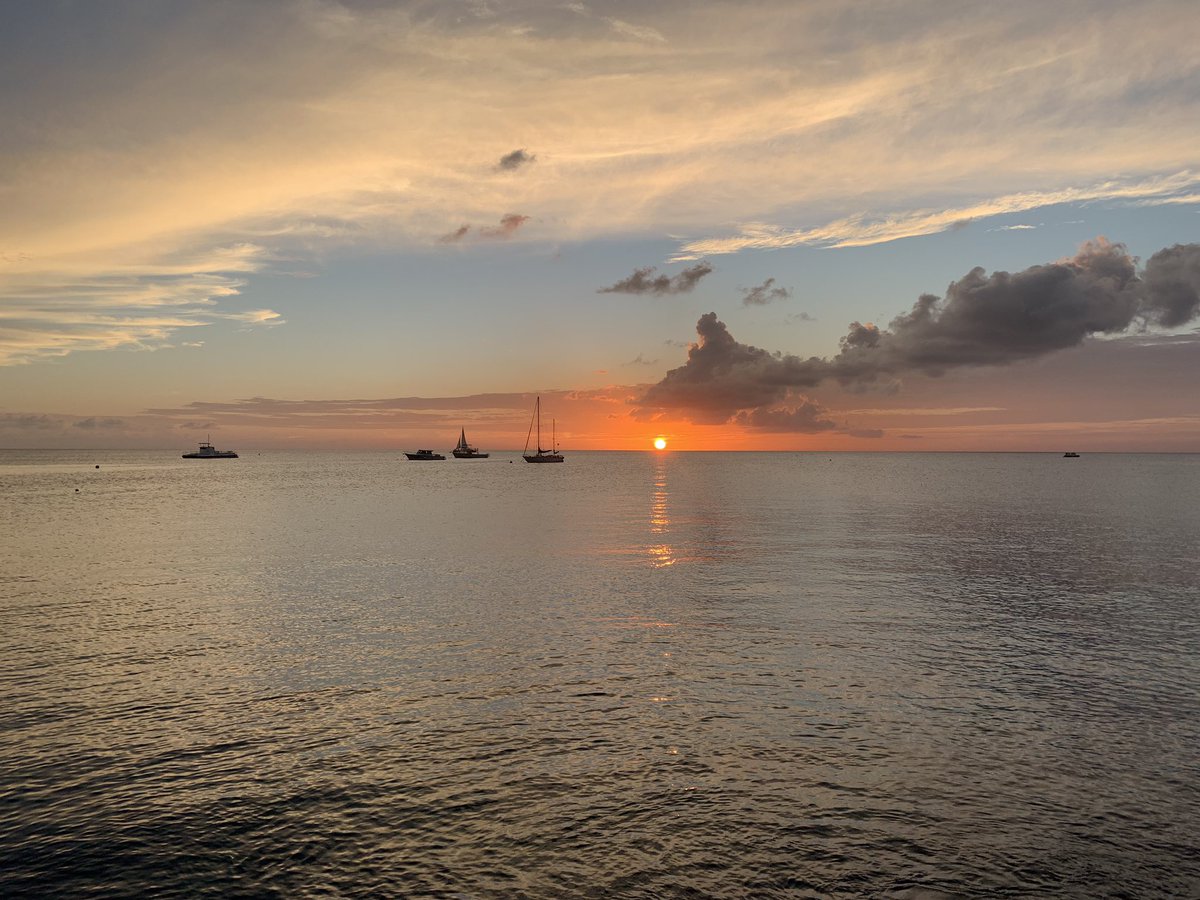 Rianka_D's tweet photo. Ending my Friday watching the sunset. โบ๏ธ https://t.co/iC6oyK1Y3T