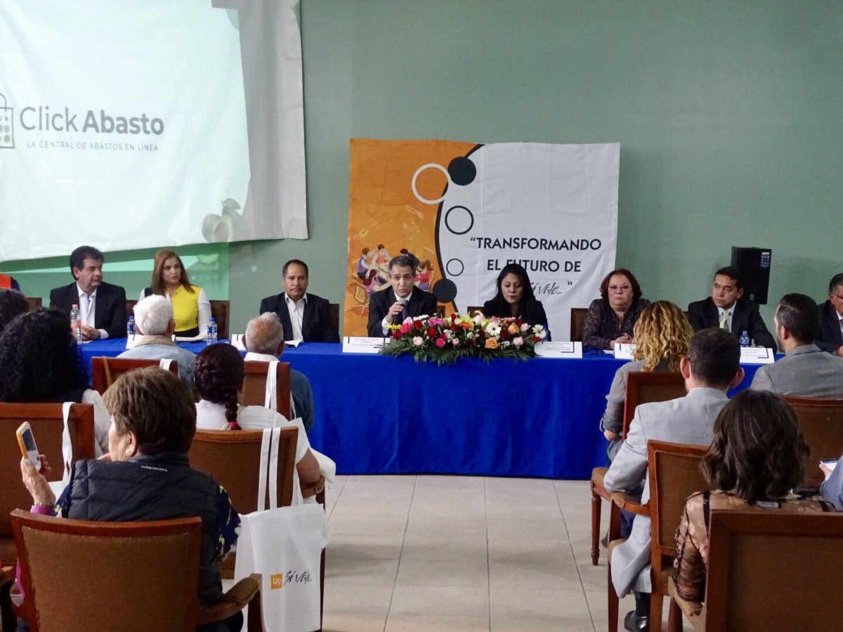 JoseLuisBeato's tweet photo. Asistimos a la presentación de la plataforma “Click Abasto” la cual será una nueva y buena opción para adquirir productos de nuestra @CDeAbastoCDMX y así fomentar el Desarrollo Económico de nuestra #CDMX #HaciendoEquipo @SedecoCDMX https://t.co/VAuQ4FXv3w