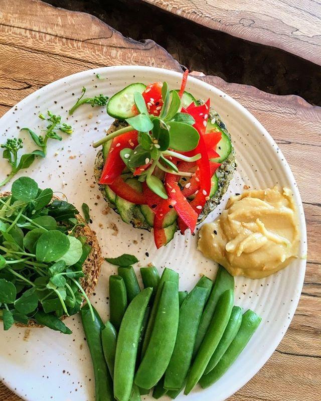 plantbasedyogi's tweet photo. Sunshine burger on Ezekiel sprouted grain English muffin, cucumber, red pepper, sunflower sprouts, avocado, lemon, sesame seeds, pea shoots, baby lettuce, and a side of hummus and sugar snap peas.  The sprouts are from @chickadeecreekfarm -- so tasty and… https://t.co/zuzxasQef6 https://t.co/kiQ15HR75C