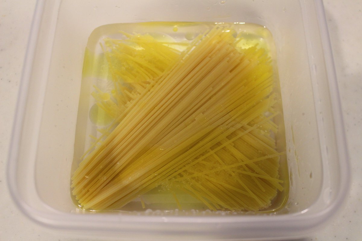 つくりおき食堂まりえ パスタは5分ゆで ジップロックコンテナーは1100ml 電子レンジは600wです 自宅レンジでは8分チンでちょうど水気がなくなりますが 機種によって差があり水が余ってしまう場合には流し捨ててください 大さじはオリーブ油をはかっ
