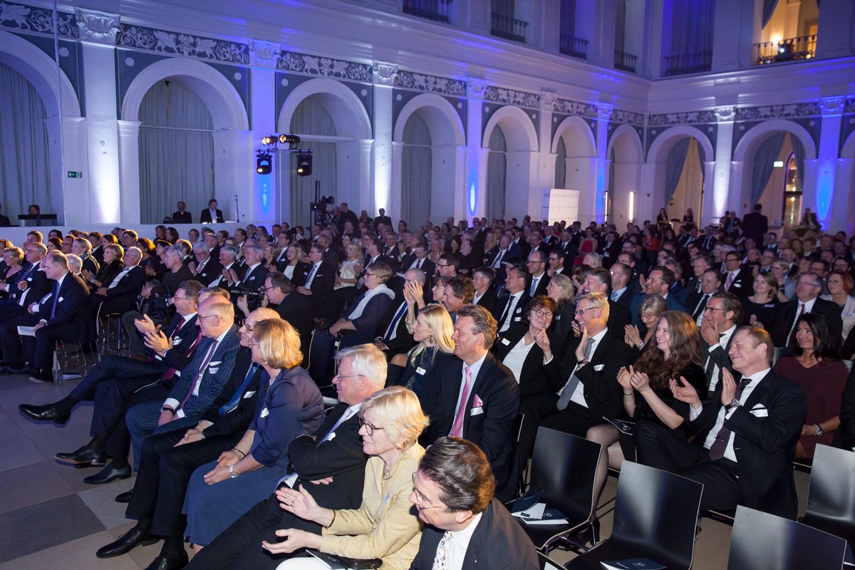 Ein runder Geburtstag ist ein schöner Anlass, mit Freunden anzustoßen und gemeinsam die vergangenen Jahre Revue passieren zu lassen. Wir freuen uns über den gelungenen Abend und jeden, der unserer Einladung gefolgt ist.   

#HANSAINVEST #50Jahre #Geburtstag #Danke #ServiceKVG