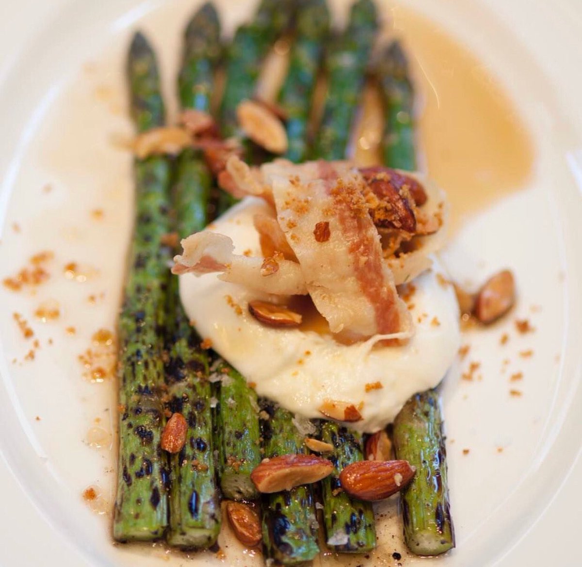 OsteriaMozza's tweet photo. Brown butter makes everything better 💫 #burrata &amp; grilled asparagus • brown butter • guanciale • almonds • bread crumbs on TONIGHT 🚨 #mozzaplex #eeeeeats https://t.co/hgXvUDdAhg