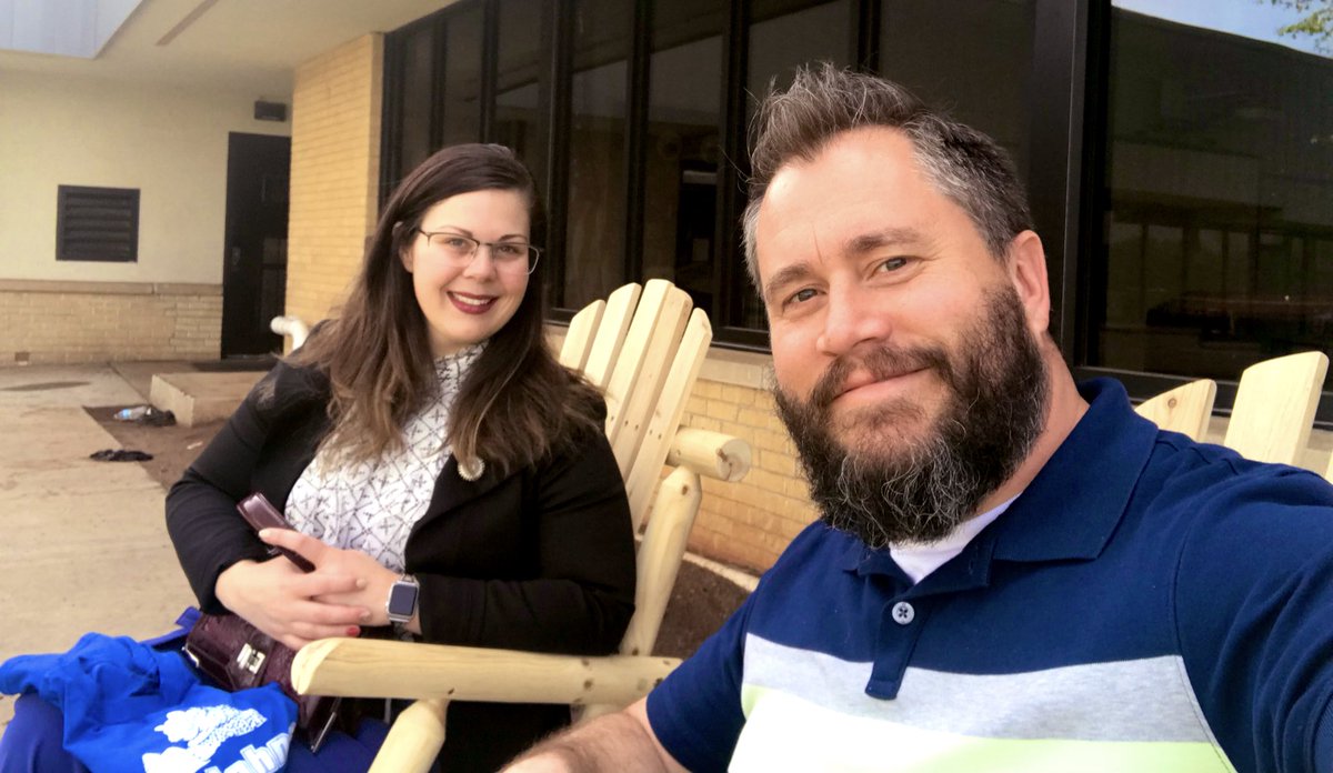 MrThomasOKCPS's tweet photo. In this edition of “Elected Officials on the @AndrewJohnsonES Reading Porch” we welcome Rep. Chelsey Branham! Thanks for visiting the Jaguars! #jaguarsforever 🐆 https://t.co/9r0vB39dpE
