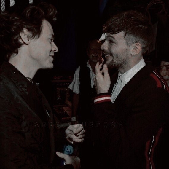 fearlesun's tweet photo. ★ Behind the Scenes | Larry au ★

Para a nova série da Netflix, Louis e Harry, dois atores rivais, são chamados para protagonizarem um romance. O problema acontece quando ambos não conseguem realizar as cenas românticas e precisam fazer encontros para apaziguar o ódio. https://t.co/UtmH8Nwa9O