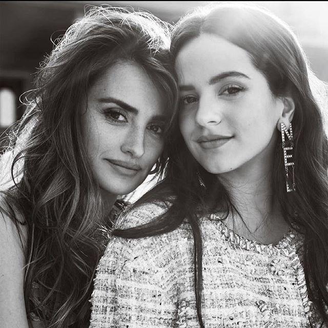 fabulocas_'s tweet photo. La icónica @penelopecruzoficial y @rosalia.vt 💣💣 para @voguespain en la casa del genial #pedroalmodovar 💜💜
.
.
#penelopecruz #rosalia #musica #cine #dolorygloria #chanel #versace #aprilissue https://t.co/VDf3HRI5r2 https://t.co/Y9ykmfxtYY