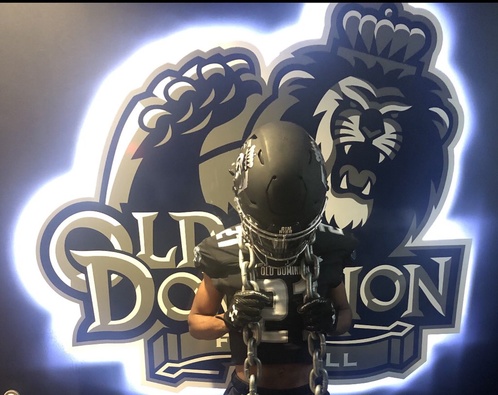 msdimples819's tweet photo. So proud of my son! ODU Monarch c/o 2023 @JJennings1_ https://t.co/SaKlgQ5CzI