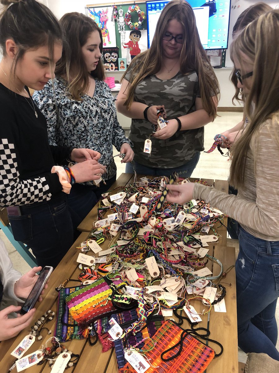 SenoritaMediate's tweet photo. YOU GUYS!! Our first week of #ThePulseraProject was a success!Out of 515 items only 1 basket of Pulseras & a few purses remain!! You still have all next week to stop by room (216) to find some hidden gems!! CAN WE SELL OUT!?!? Stay tuned! https://t.co/r1DfGeWWQJ