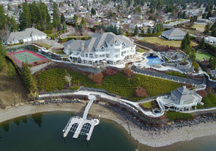 Spokesman_Photo's tweet photo. Here's your chance to go inside the "Amway House" in Post Falls.  Check out these 360 photos of the interior  @SpokesmanReview https://t.co/cfUxZoDMnJ https://t.co/00nxWDK3Mp