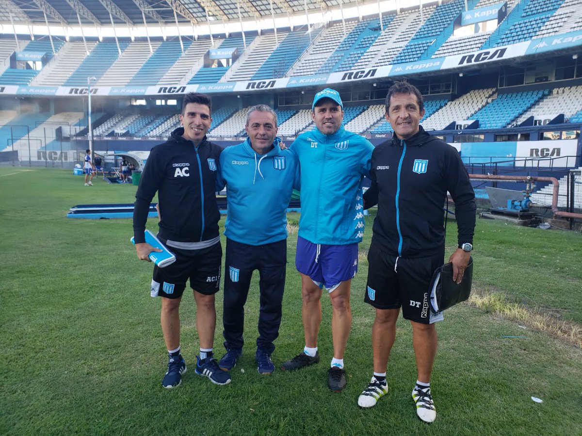 lagartofleitaok's tweet photo. Hermoso día de entrenamiento de reserva con primera, como a lo largo de todo el campeonato. 
Saludando al plantel campeón, con Chacho y el CAPITAN LICHA, y luego el reencuentro con un amigo que me dió el fútbol y con el que tuve el placer de jugar, El gran @rpazmar10 @RacingClub https://t.co/7dn0JoKcsr