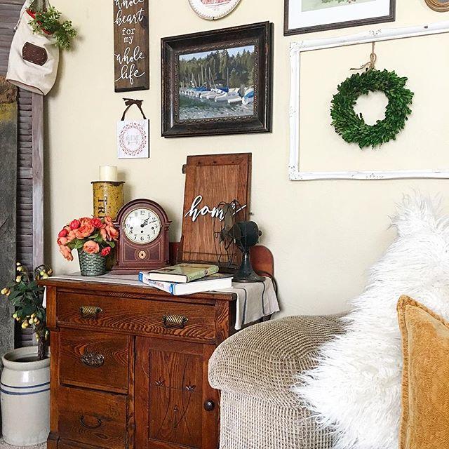 IN OUR HOME LET LOVE ABIDE AND BLESS ALL THOSE WHO STEP INSIDE. 
Our home may be filled with thrifted finds and bargain furniture, but we hope that all who enter it feel loved. 
#thriftedhome 
#fortheloveofjunk 
#bargaindecor 
#myfleamarketstyle
#mythrif… bit.ly/2uM70qd