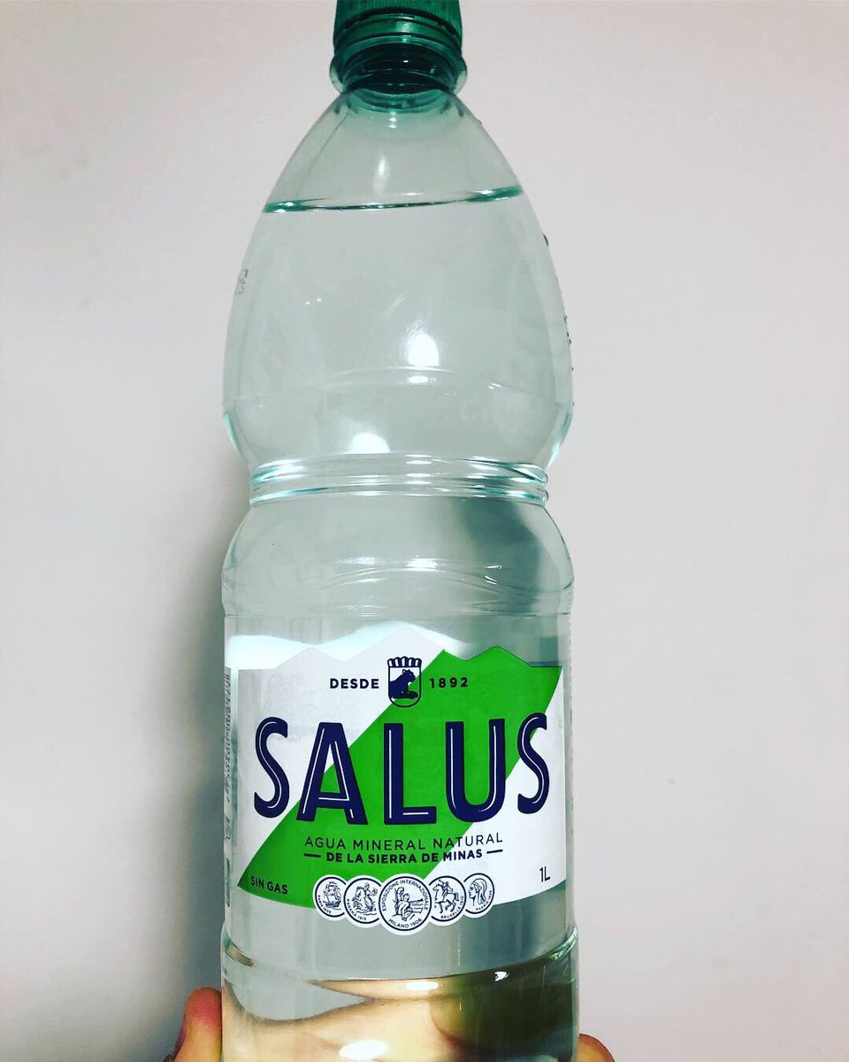 Hoy, como de costumbre, fui por una Salus antes del entrenamiento. Y me encontré con una nueva imagen, inspirada en las Sierras de Minas. 
El agua de siempre con diseño renovado. Me encanta.
Un homenaje a un ambiente único, donde nace un agua única. #OrgulloDeNuestraNaturaleza