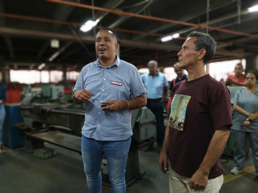 LaAranera's tweet photo. Desde los talleres del CFS Metalmecánica del 23 de Enero se está realizando un trabajo titánico para la recuperación de las mesas-sillas de las escuelas y liceos; un esfuerzo colectivo que sólo es posible en Revolución. #PuebloVictoriosoYEnMarcha #ChambaInces @NicolasMaduro https://t.co/lnqEjDnkTX