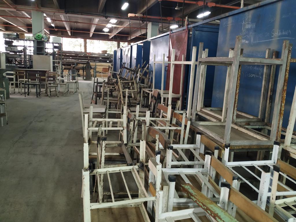 LaAranera's tweet photo. Desde los talleres del CFS Metalmecánica del 23 de Enero se está realizando un trabajo titánico para la recuperación de las mesas-sillas de las escuelas y liceos; un esfuerzo colectivo que sólo es posible en Revolución. #PuebloVictoriosoYEnMarcha #ChambaInces @NicolasMaduro https://t.co/lnqEjDnkTX