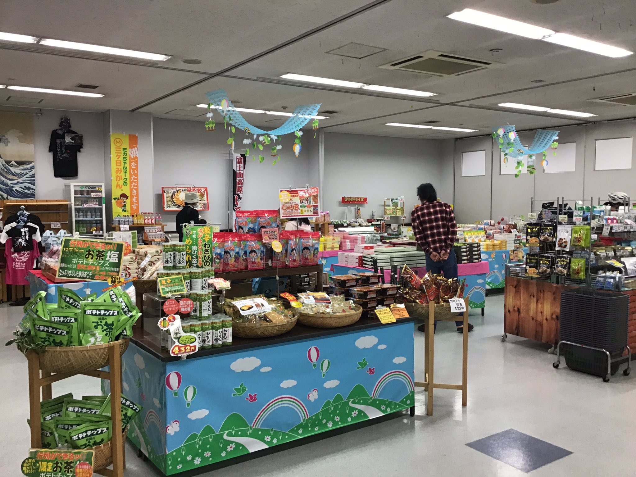 道の駅 富士川楽座 公式 3階お土産売り場リニューアル工事中につき 本日10 00より2階の臨時店舗にて営業いたします 期間 19年4月6日 土 4月14日 日 時間 10 00 17 00 場所 富士川楽座2階臨時店舗 富士川楽座 お土産売り場 臨時店舗