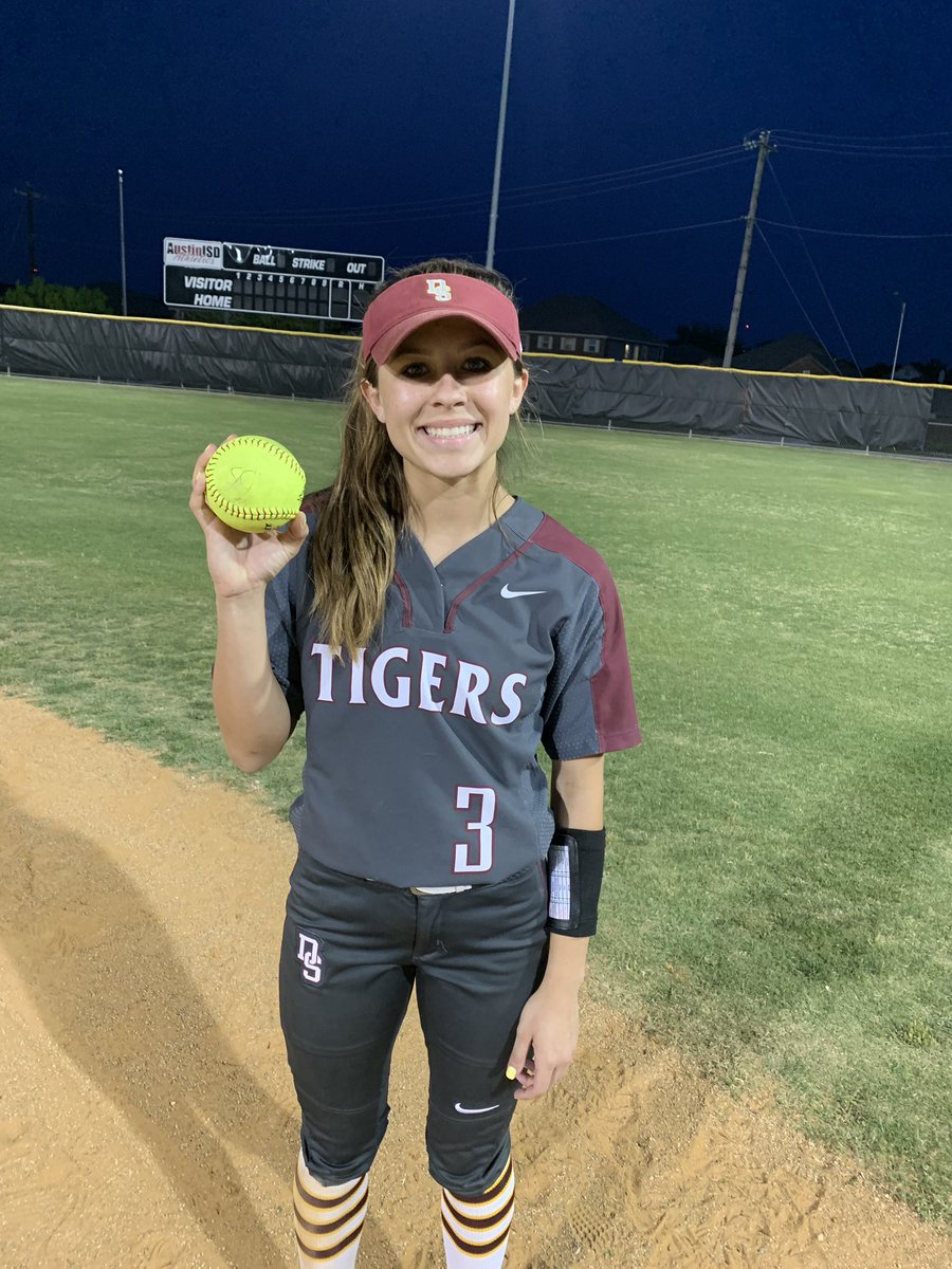 DSHSsball's tweet photo. Tigers win 18-0! @CamilleCorona with her first ever homerun as a GRANDSLAM! Great game! JV wins as well and back in action tomorrow at our home JV tournament weather permitting! https://t.co/WXTgBsaPFr