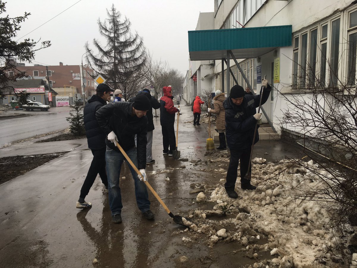 Сотрудники МП г.о. Самара «Ремжилуниверсал» принимают участие в первом муниципальном субботнике. Дождь нам не помеха, настроение отличное! Сделаем наш город чище!