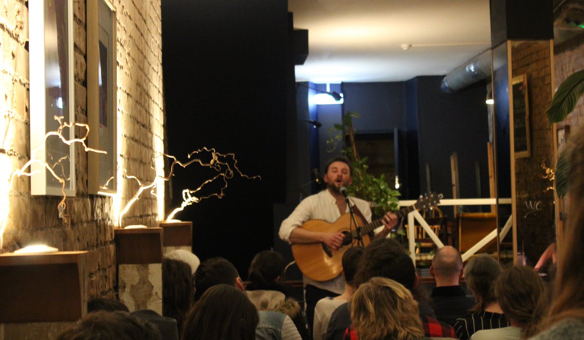 pearolegs's tweet photo. What a beautiful show we had back in Bristol at @weststreetkitch the other week with #AndySkellam and @MrNickyHart
We'll be back there in May!
#Bristol #folkmusic #livemusic #recordlabel #IndependentMusic #contemporaryfolk #Guitarist #cafe #harmonica #SpringTime #aloevera https://t.co/sOU70USjD9