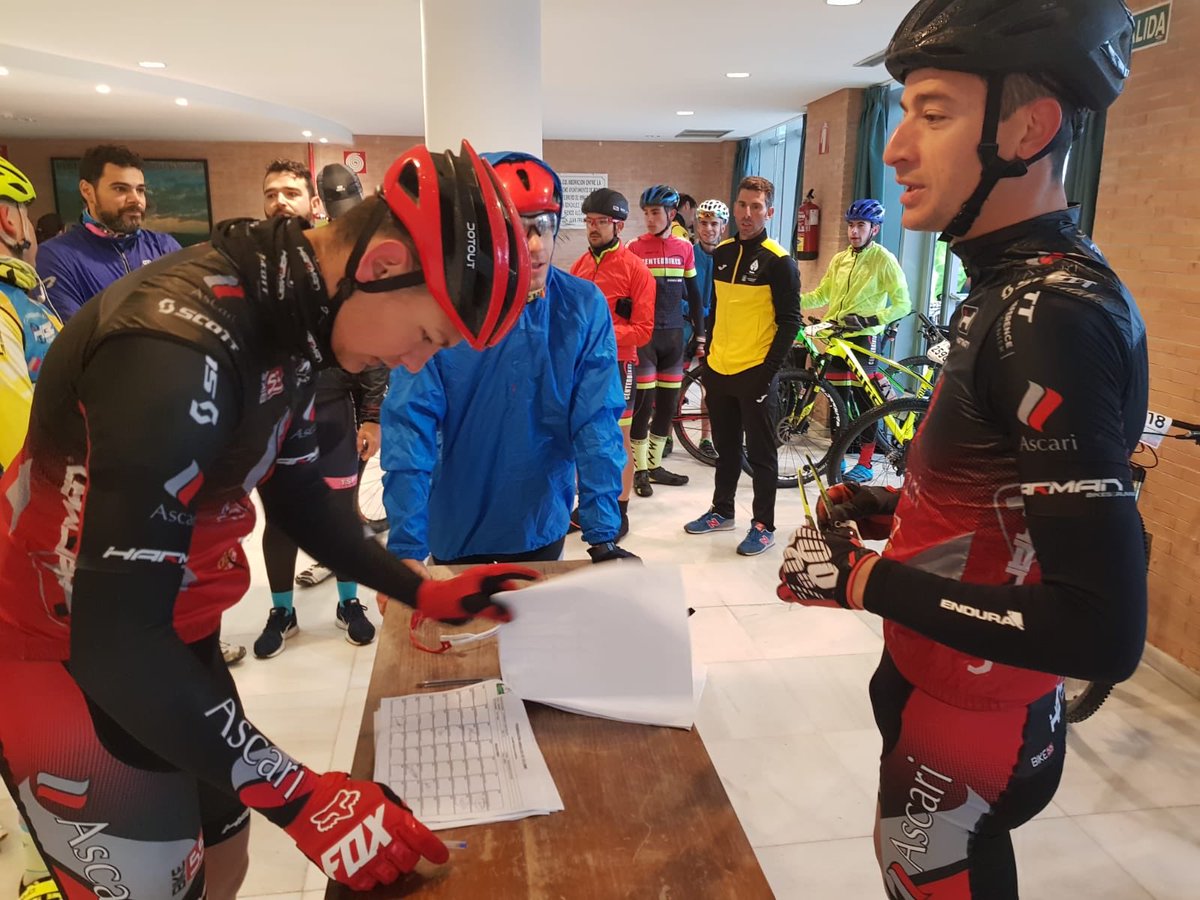 FACiclismo's tweet photo. Todo preparado en #Ronda para que comience la #HOLE2019 Con esta prueba se abre hoy el #circuitoBTTDiputaciónMálaga en la modalidad de BTT Maratón. 🚵♀️🚵♂️🔝 #ViveTuCircuito https://t.co/kh3jtZCLM5