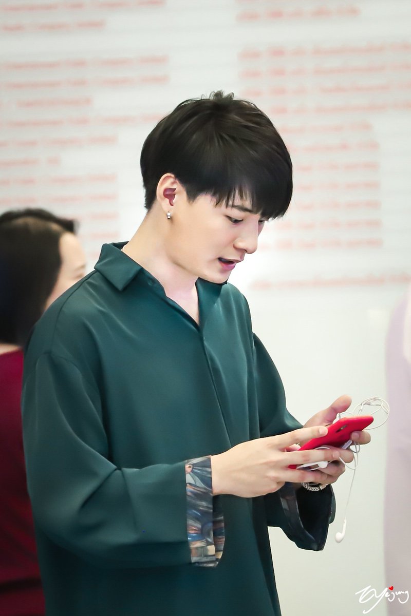 everyday__youu's tweet photo. หล่อเสมอ แม้ตอนรอลิฟท์ 😝

#KRISTPERAWATSKY 
#KristPerawat
@kristtps https://t.co/I9z61tGwp4