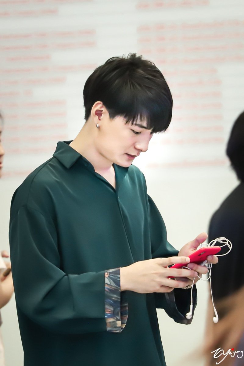 everyday__youu's tweet photo. หล่อเสมอ แม้ตอนรอลิฟท์ 😝

#KRISTPERAWATSKY 
#KristPerawat
@kristtps https://t.co/I9z61tGwp4