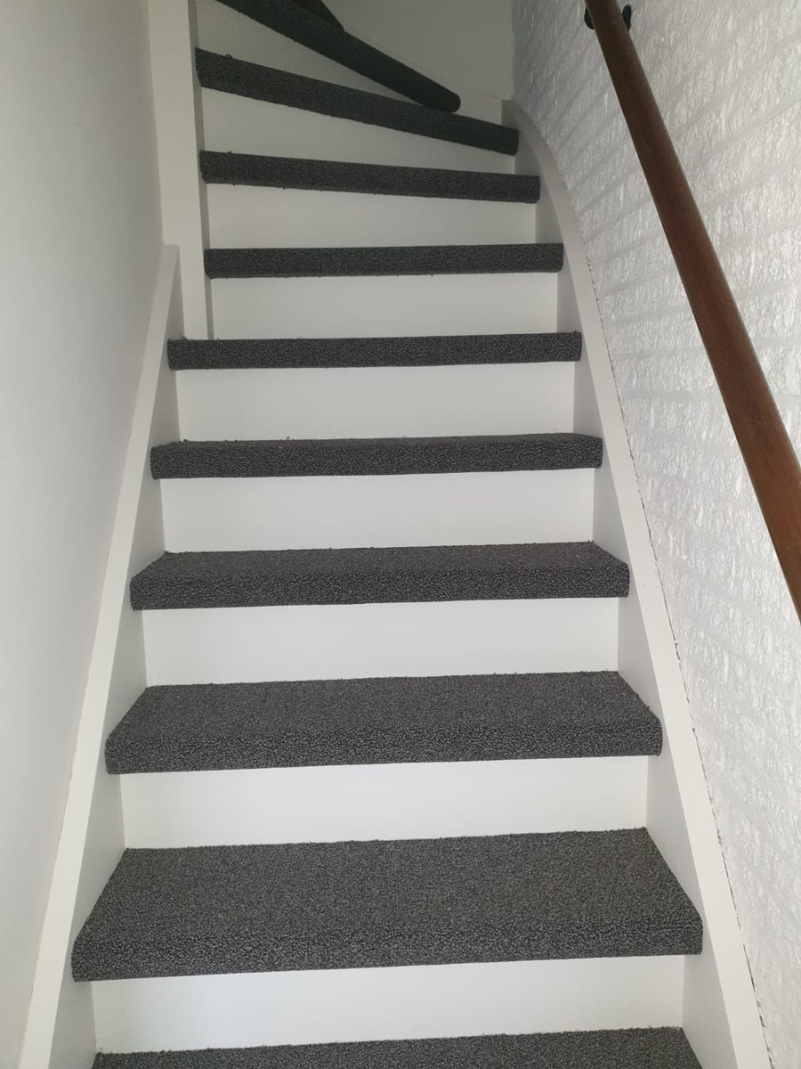 WoonshopEde's tweet photo. #tapijt van #interfloor met een rubber ondervloer van @PeitsmanF op de #trap alleen de treden geleverd en gelegd door #vaneldenwoningstoffering in opdracht van @WoonshopEde https://t.co/mQYZxHl0OW