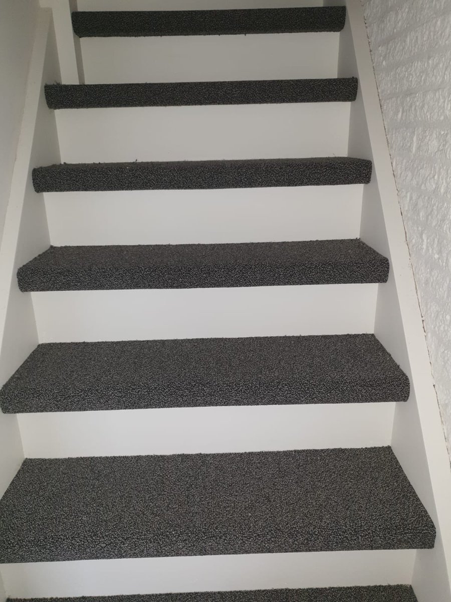 WoonshopEde's tweet photo. #tapijt van #interfloor met een rubber ondervloer van @PeitsmanF op de #trap alleen de treden geleverd en gelegd door #vaneldenwoningstoffering in opdracht van @WoonshopEde https://t.co/mQYZxHl0OW