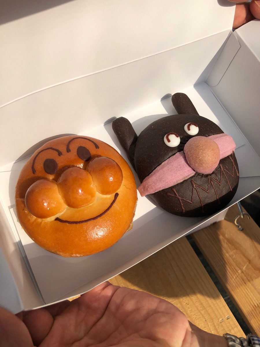 SmiledayFESTA18's tweet photo. かぞくのすまいるday、博多駅会場には、ジャムおじさんのパン工場からアンパンマンとばいきんまんのパンが届いているよ！
ぜひ食べてみてね！ https://t.co/bAkfpwKtlI