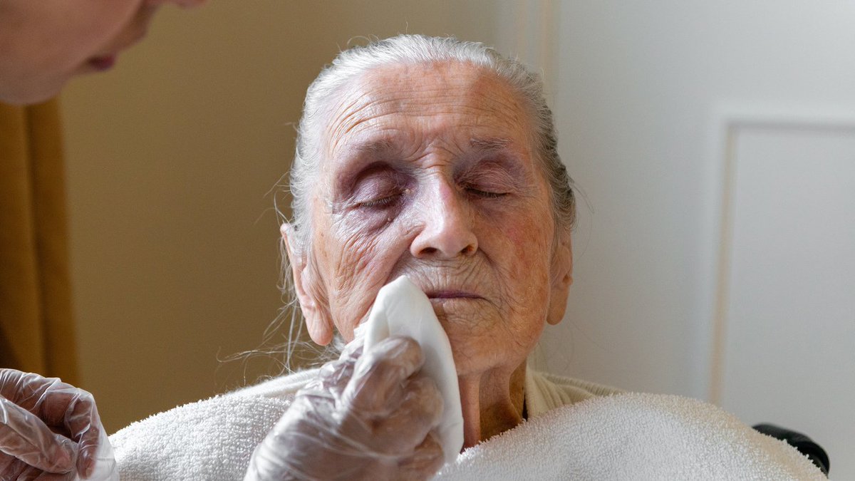 b_sarda's tweet photo. To stop antibiotic-resistant #superbugs from spreading, US hospitals use a simple and effective strategy: washing patient's skin with antimicrobial soap. #hygiene #antibiotics #prevention https://t.co/bqO4ttCIzL https://t.co/l5SS3hWrfm