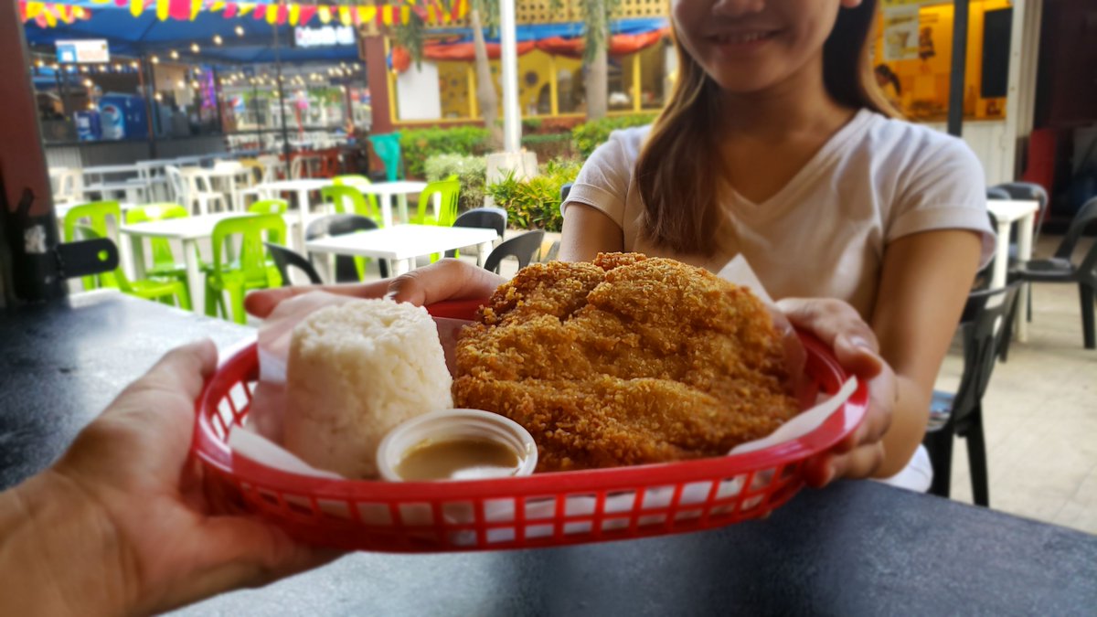 oglargechicken's tweet photo. Who wants this LARGE CHICKEN for dinner tonight? You can get this for Php 99 only at OG. 😉 https://t.co/XPMvkQrPbS