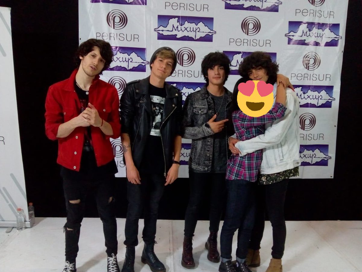 Ame89753858's tweet photo. Los extraño como no se imaginan 😭❤🎶
Pa cuando los veo 🤷♀️❤😅
Extraño mi sana curacion, escuchando al guerrero zapoteca, oscardo burgueñe, david el oxigenado y chayanne 😁😂❤🎶👨🎤
#flytheband https://t.co/H5DwJTUaJY