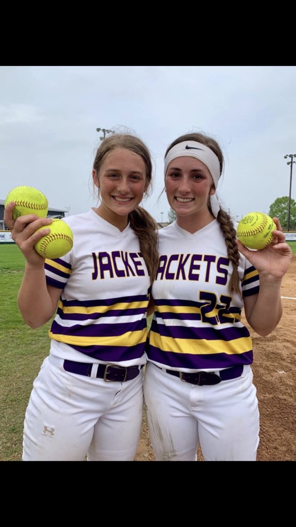 kamrynh_05's tweet photo. It’s never too wet to do a little yard work!!! #backtobackbombs #howardsisters @karagan_h 🤩🤩 https://t.co/jOqq3v18BW
