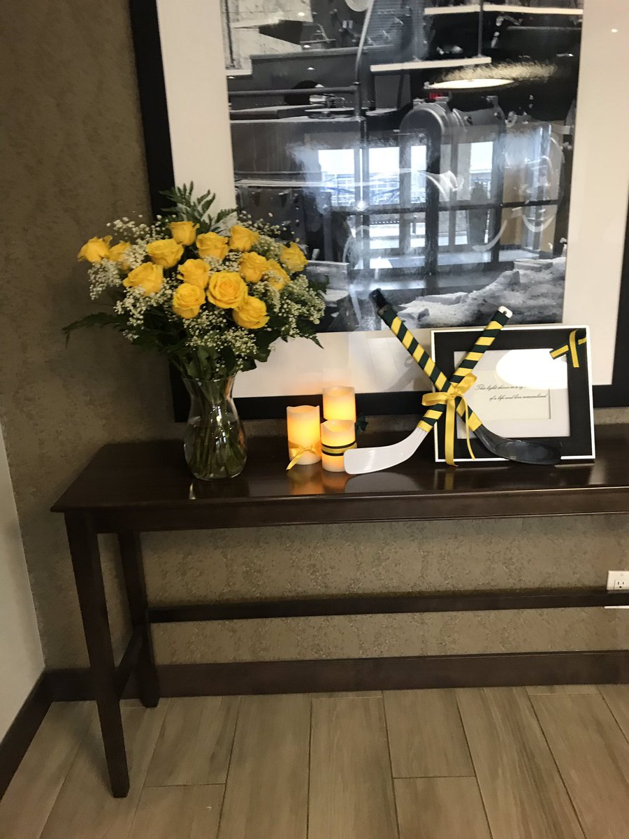 MichelleStraz's tweet photo. Extraordinary gratitude and heartfelt thank yous to @HiltonHotels Airdrie Hampton Inn &amp; Suites &amp; the sister hotel @holidayinn for this today and all weekend. Flags at half and staff made us ribbons and wearing fav jerseys 💕🤗. So much love https://t.co/ns6Kdt3Ld3