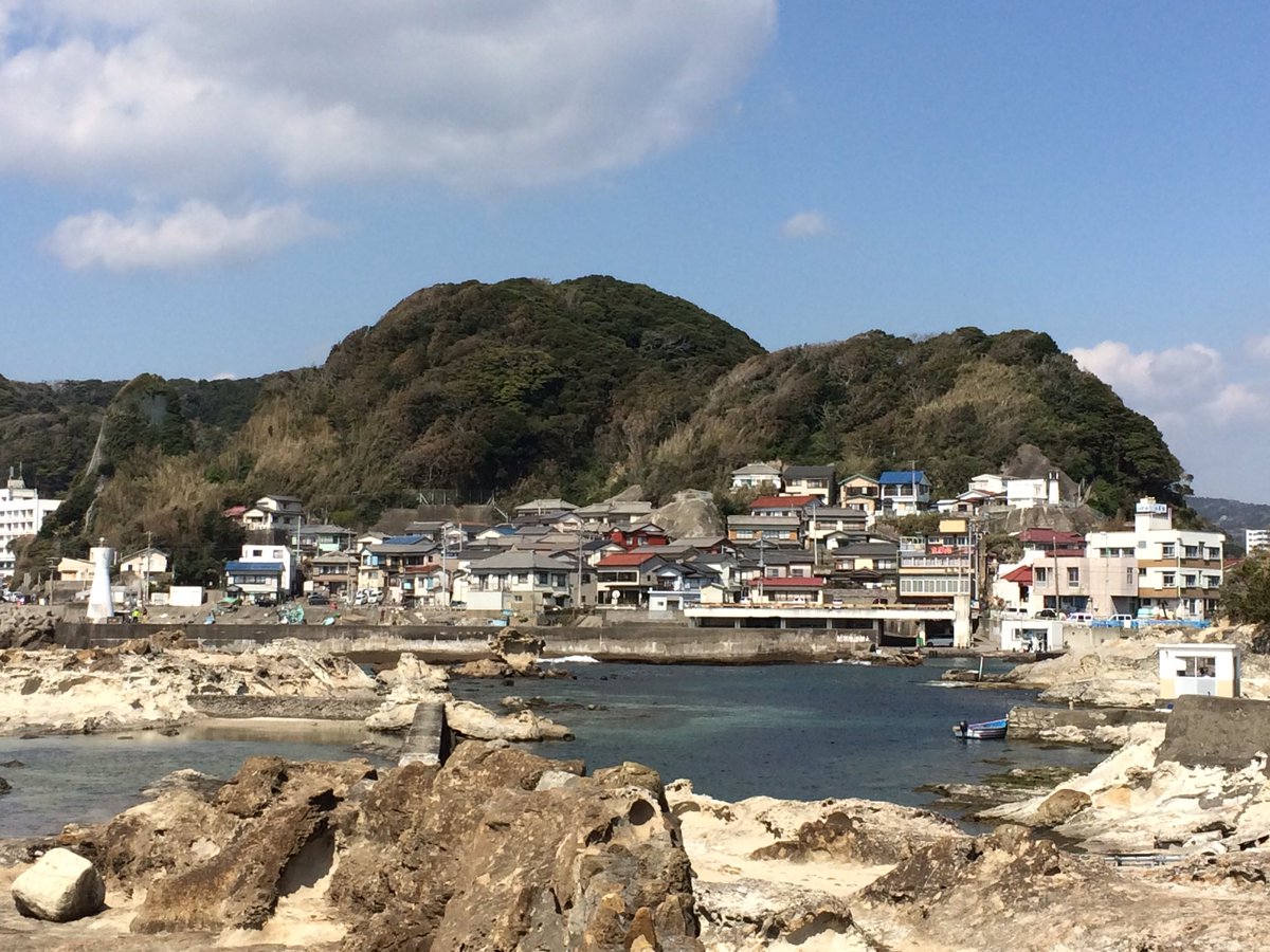 先週泊まった千葉県鴨川市波太。つげ義春「ねじ式」の舞台といわれていると案内マップに書いてあり、嬉しくなりました😄手漕ぎ船で渡った仁右衛門島からその地区を撮った写真。