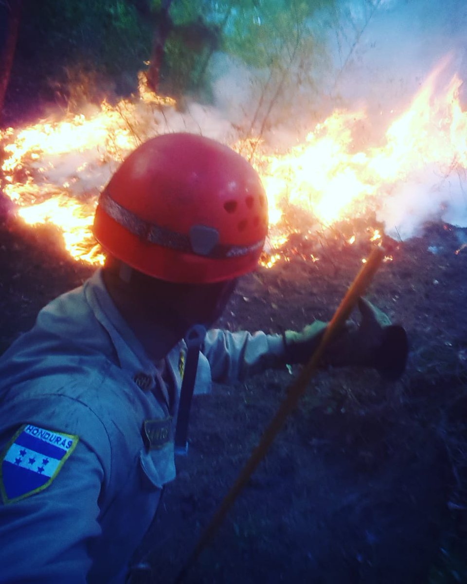 BomberosHn's tweet image. Valle de Angeles desde horas de la tarde se combate incendio forestal de grandes proporciones Estaciónes de Tegucigalpa despliegan equipo a la zona