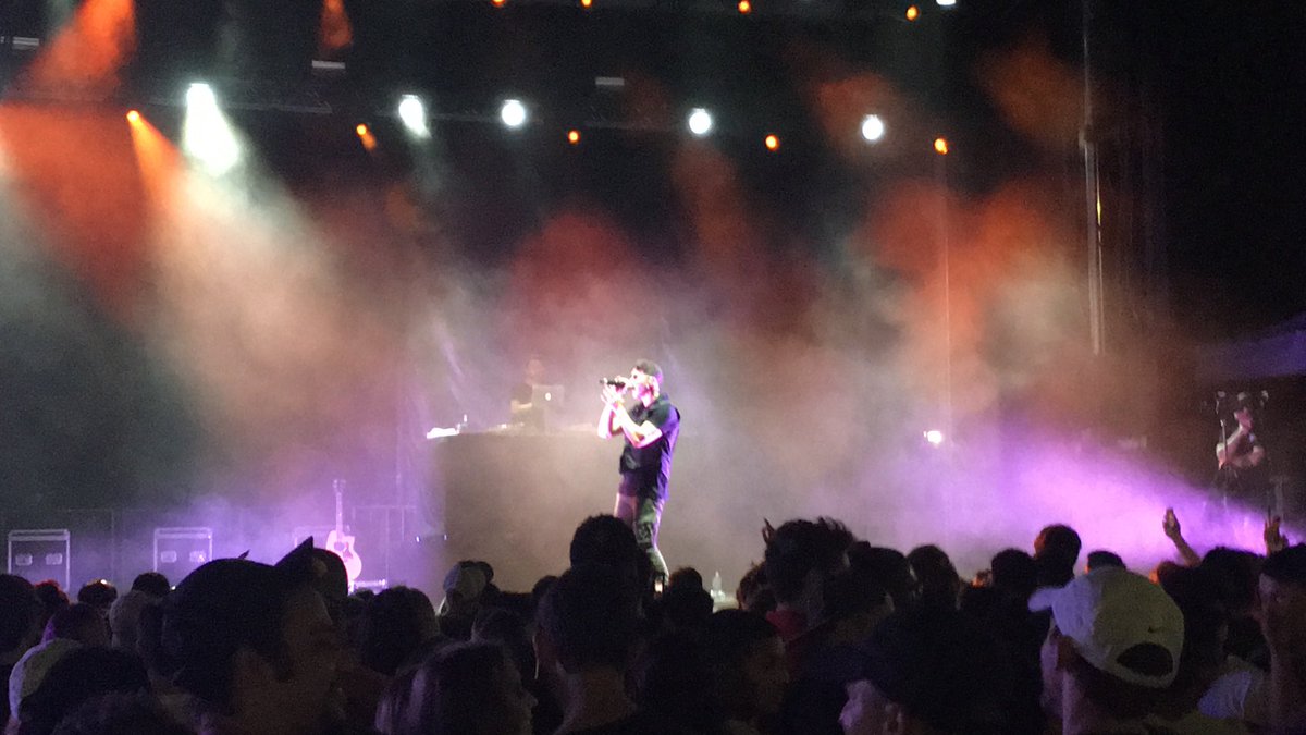 The ultimate high school throwback.🤘🏼

Shout out <a href="/Timeflies/">Timeflies</a> and <a href="/USF_CAB/">USF CAB</a>