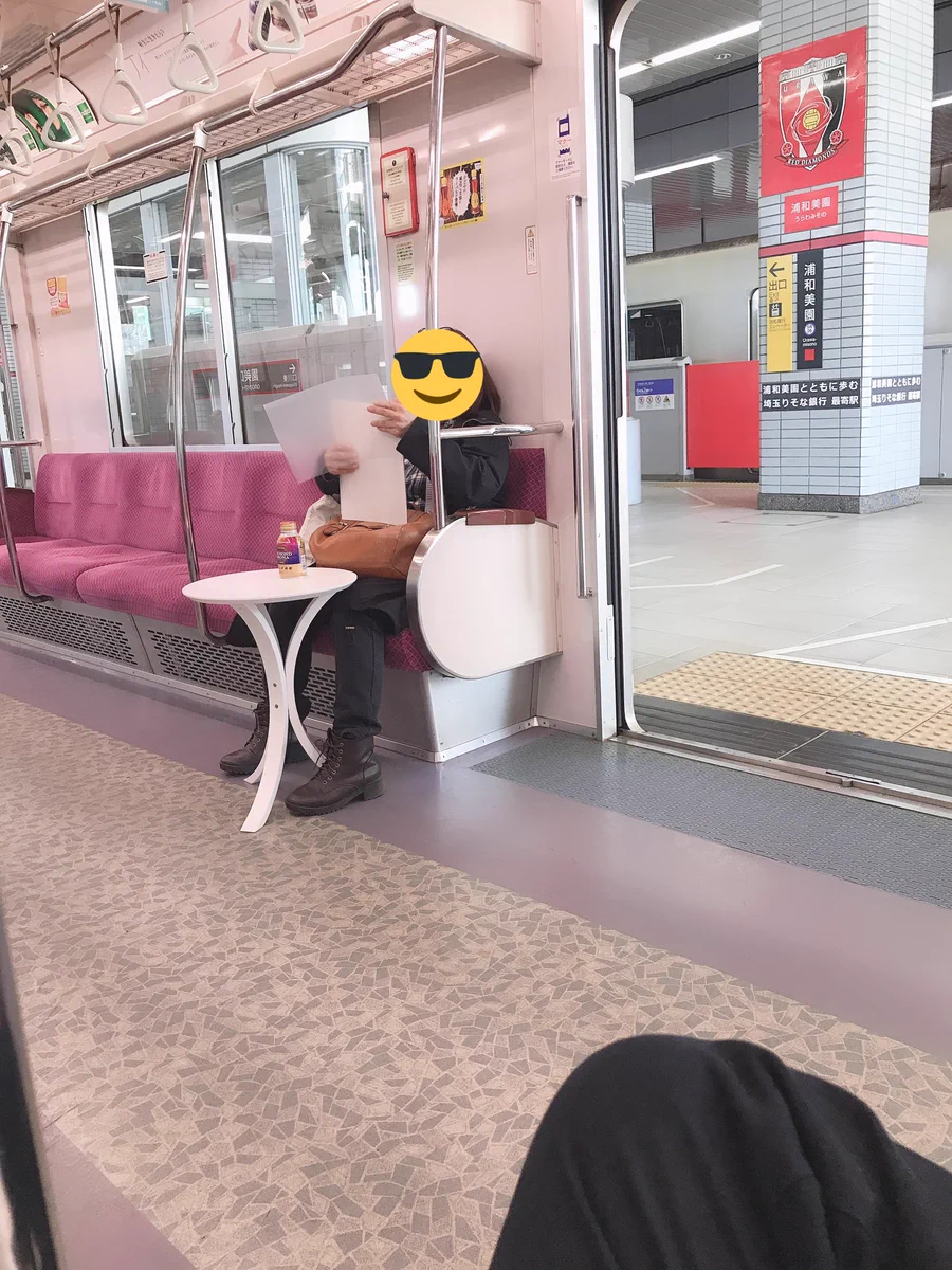 電車の中に自己スペースを作る新しい方法ｗｗｗどこか優雅に見えるｗｗｗ