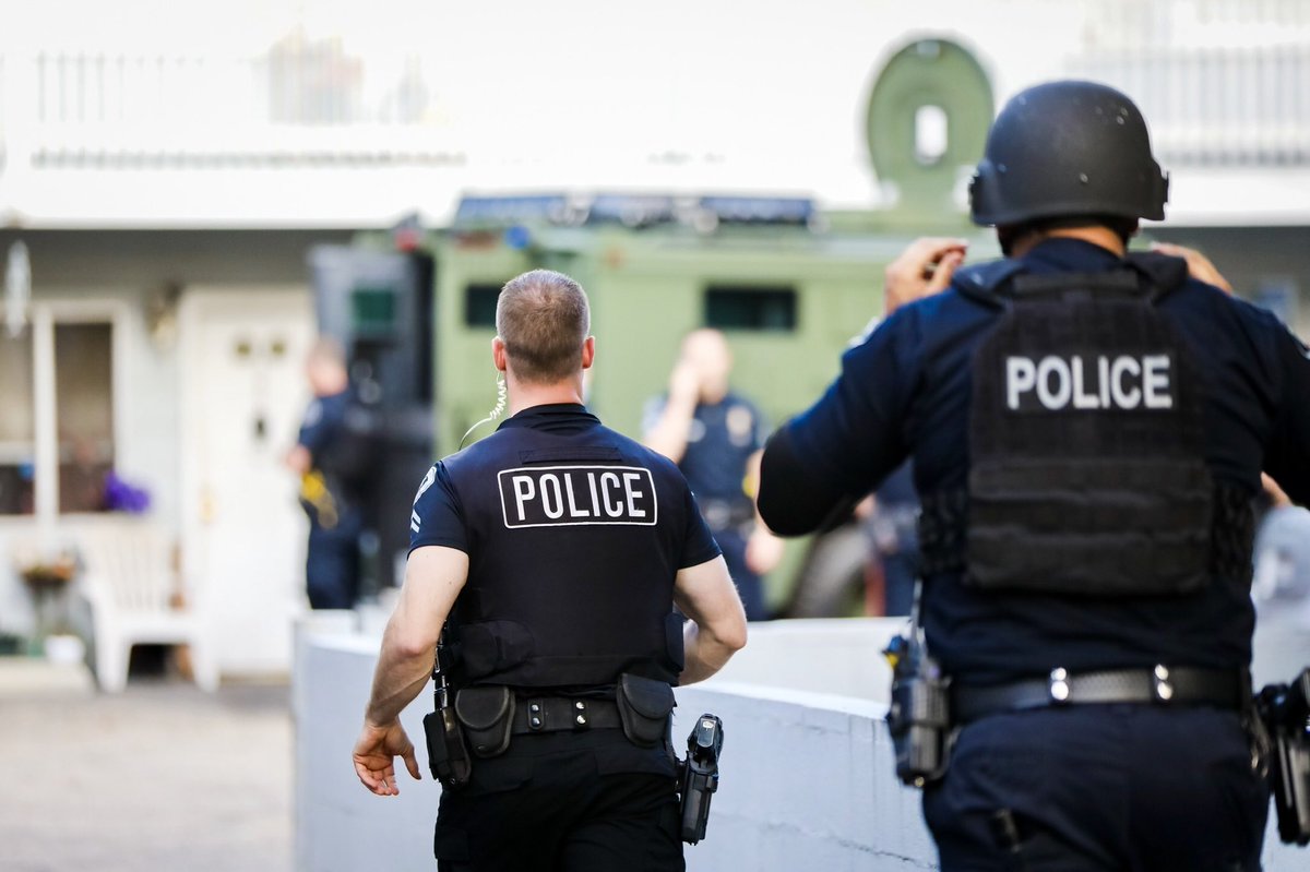 Ventura_PD's tweet photo. What a week! This was our Monday. Running in to protect our community is what our SWAT Team does best. #police #ventura #polcing #SWAT #monday #california #reacueteam https://t.co/hVUtj6VB6R