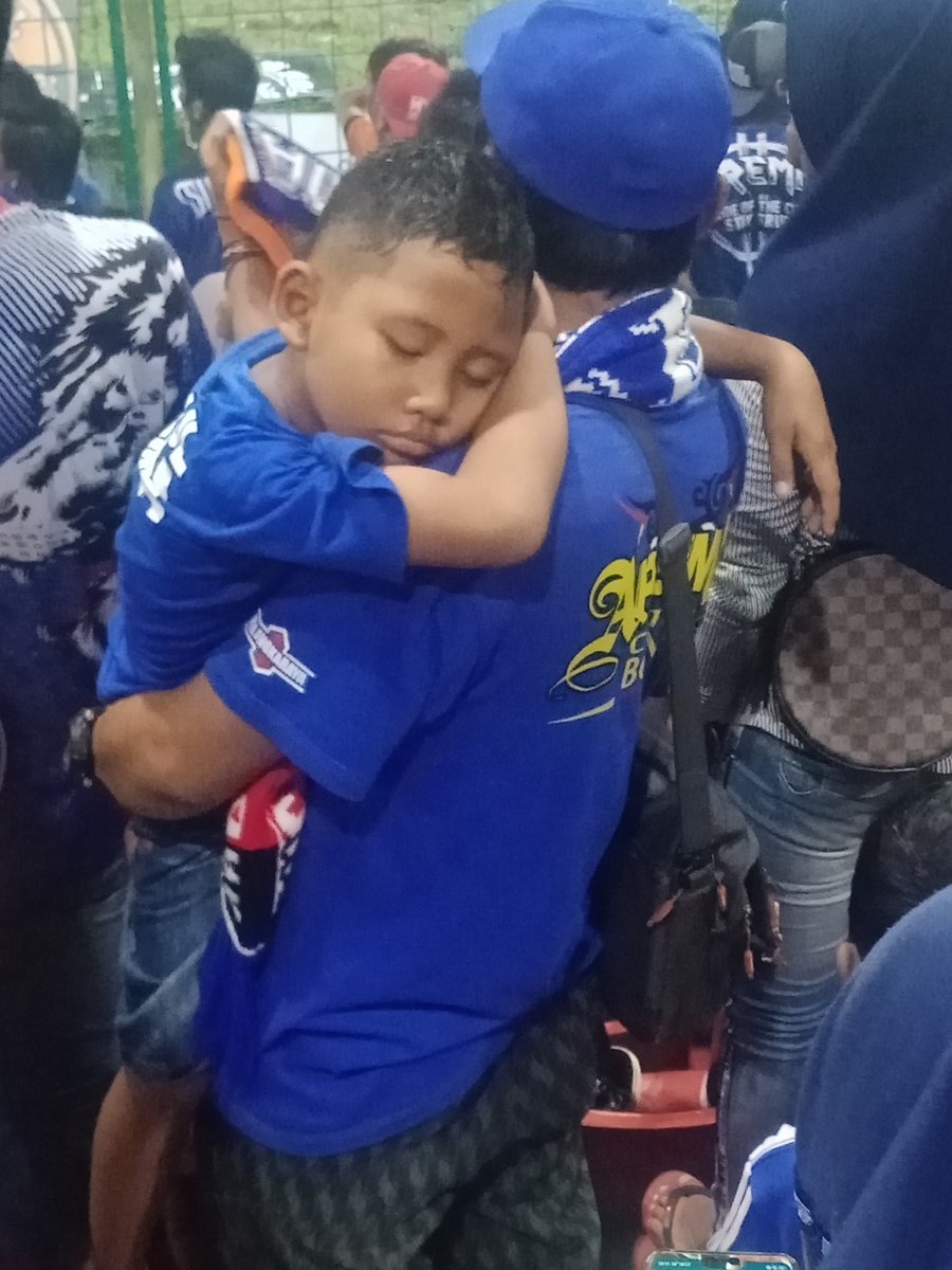 AremaniaBjm's tweet photo. Dipelukan mu aku sangat Bahagia,  karna Cinta dan Kebanggaan 😍😍 
I love u papa,, 

#thisismoment 
#kaltengvArema https://t.co/2Iegrh7X1t