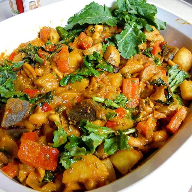 crowjane29's tweet photo. #Vegan #Pineapple #Potato #Curry with #CoconutMilk, #BroccoliRabe #RedPepper, #Carrots, #Onion, #Garlic, #Ginger, and #Peanuts. A very basic stovetop curry to conclude a very busy day... Used #redcurrypaste supplemented with #curry powder, #braggsaminos … https://t.co/hrGJKsbnyx https://t.co/7SIq3yK1Zl