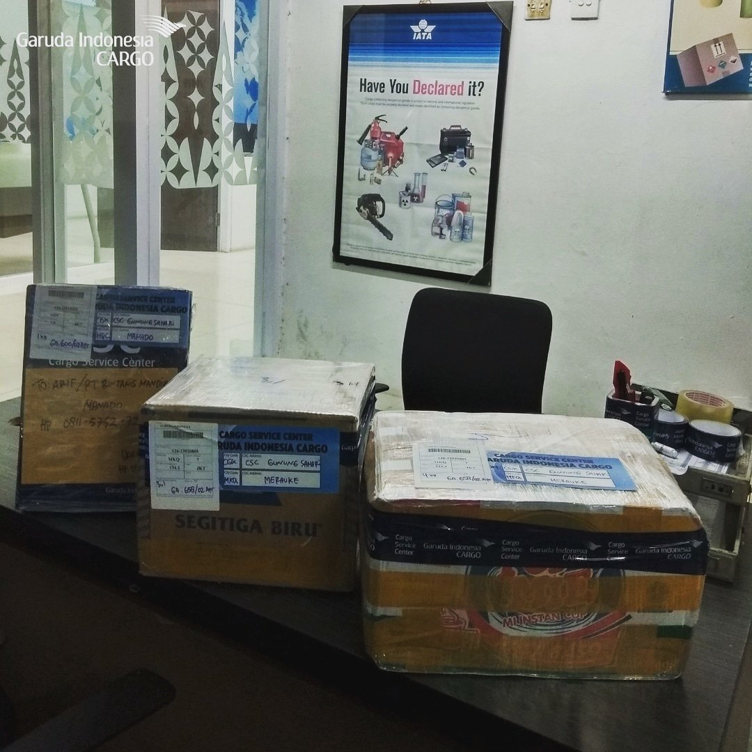 garuda_cargo's tweet photo. Melakukan pengecekan barang merupakan salah satu persyaratan yang mutlak untuk menjamin kelayakan agar dapat dikirim secara maksimal oleh para petugas CSC.
#GarudaIndonesiaCargo #CargoServiceCenter https://t.co/rfYbeG5SbN