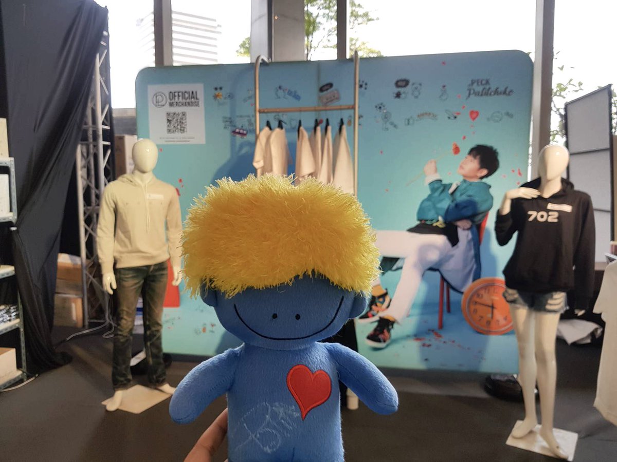 PECK_MERCH's tweet photo. ต๊ะเอ๋คูมแม่..พิคกี้อยู่นี่คร๊อบ 
รออยู่หน้าบูธ Peck Official Merch ก่อนไปหาคูมพ่อแวะมาหาน๊อลโหน่ยน้าา

#เป๊กผลิตโชค #PeckPalitchoke #WESUPPORTHERE #PALITLOVEINSPACE #Piggycollections https://t.co/5vm5BIi17X