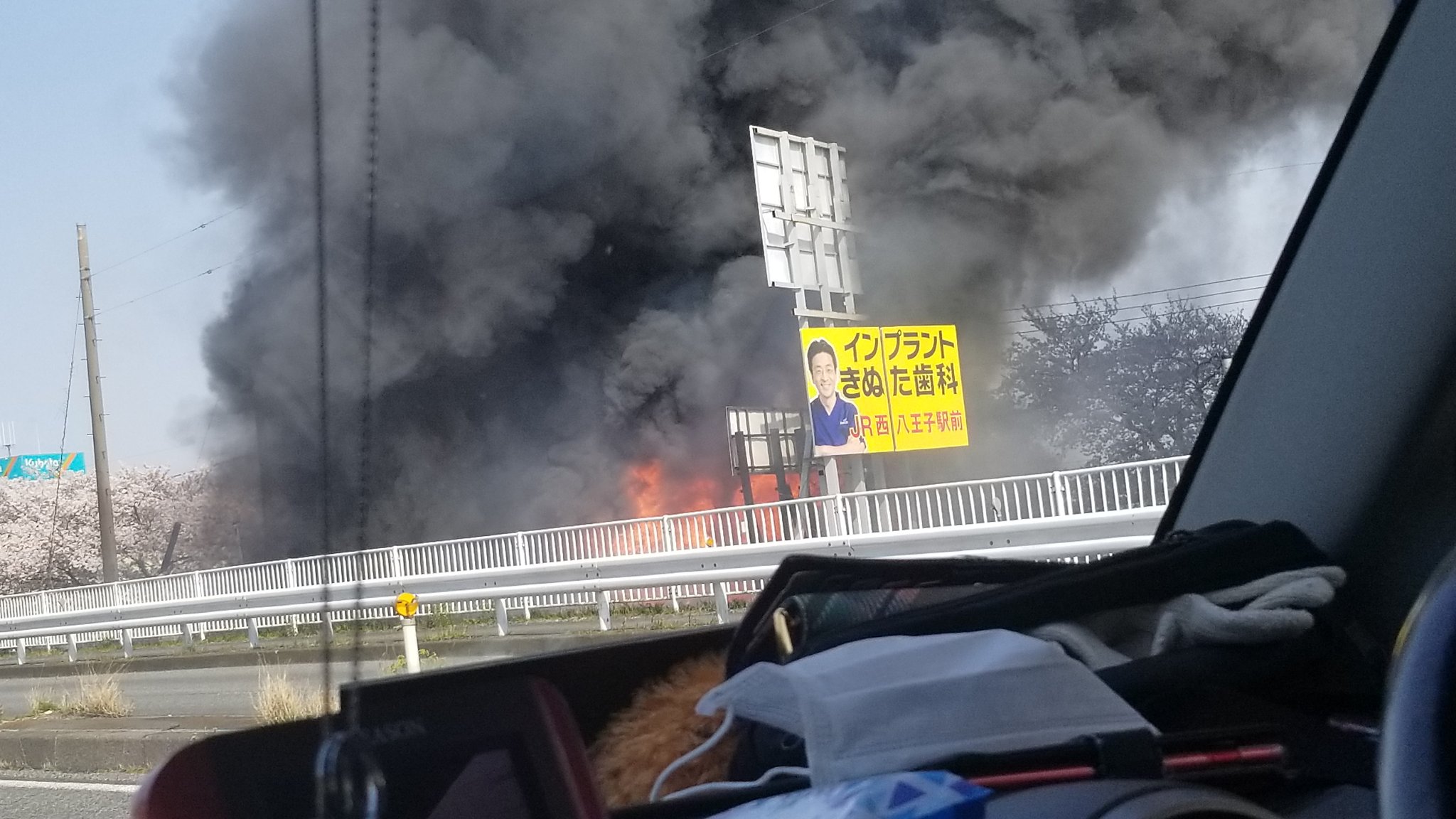 川越市で大量の黒煙を上げる火事がの現場画像