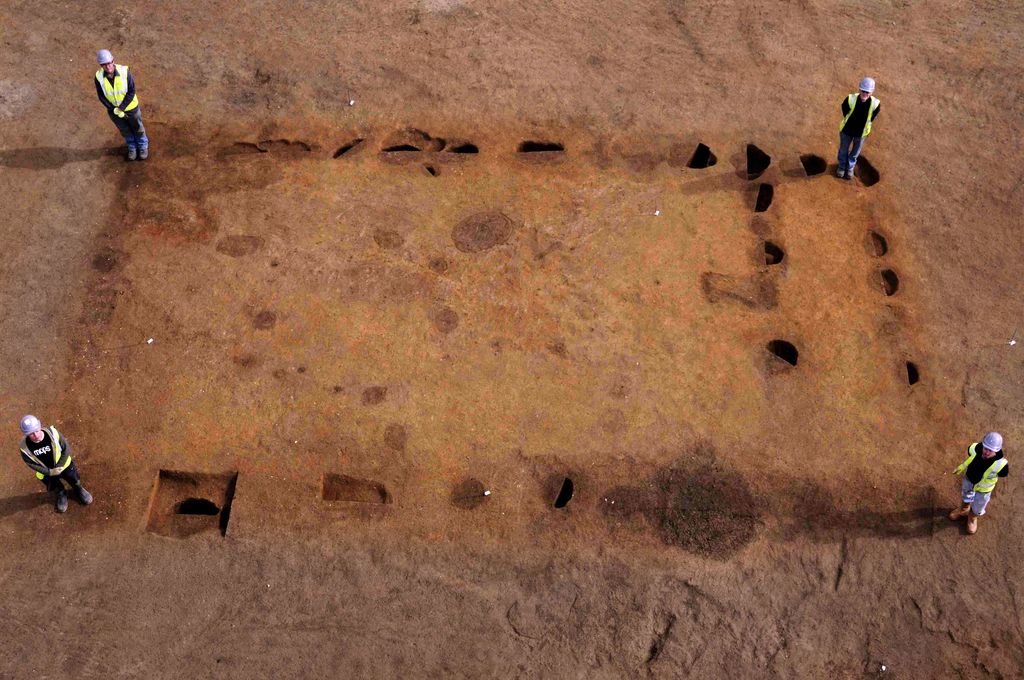A striking #AngloSaxon, timber-framed building, uncovered during previous works in #Cheltenham. It was quite large - 11m long and 6m wide, with evidence of a porch. Pottery recovered from the postholes (up to 0.7m wide..!) helped us to date the structure.
#Archaeology #CASiteTeam