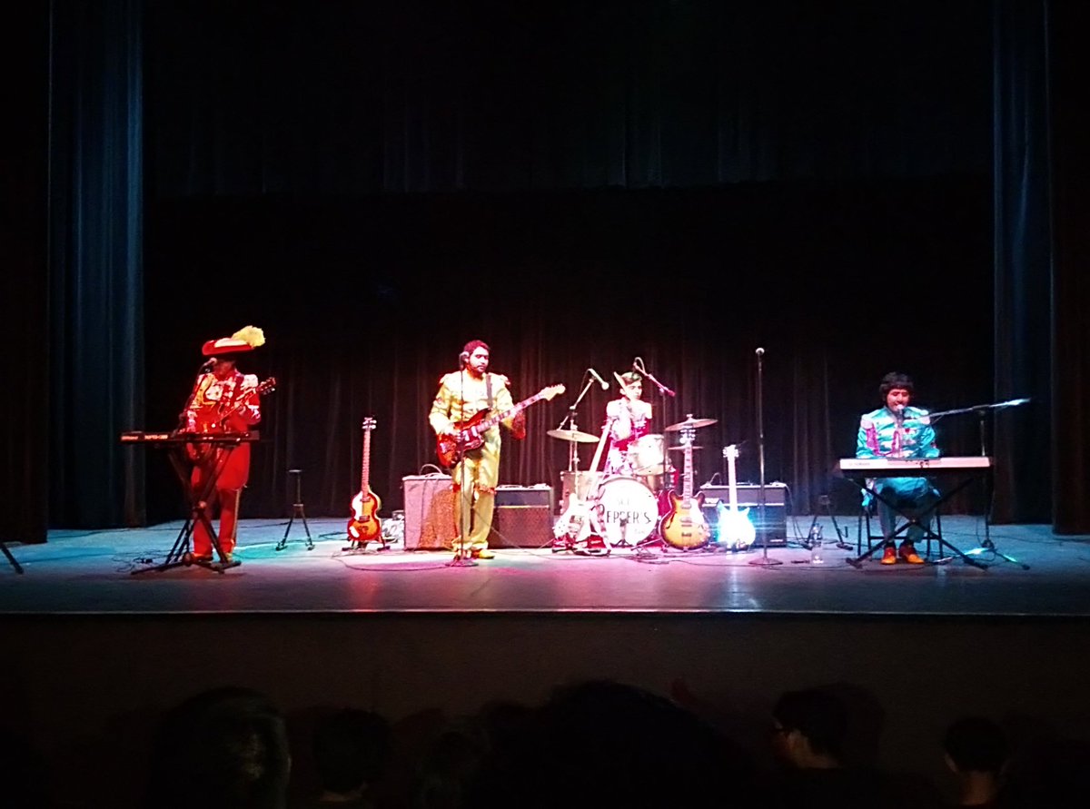 jpchimalhuacano's tweet photo. Culminó la #SECOM2019 con Sgt. Peppers Band, agrupación tributo a The Beatles, tocando los éxitos de una de las bandas más exitosas a nivel internacional
Canciones como I Want To Hold Your Hand, Something y Don't Let Me Down hicieron corear a los presentes en la @FESAragonUNAM https://t.co/hD4arbpr4Q