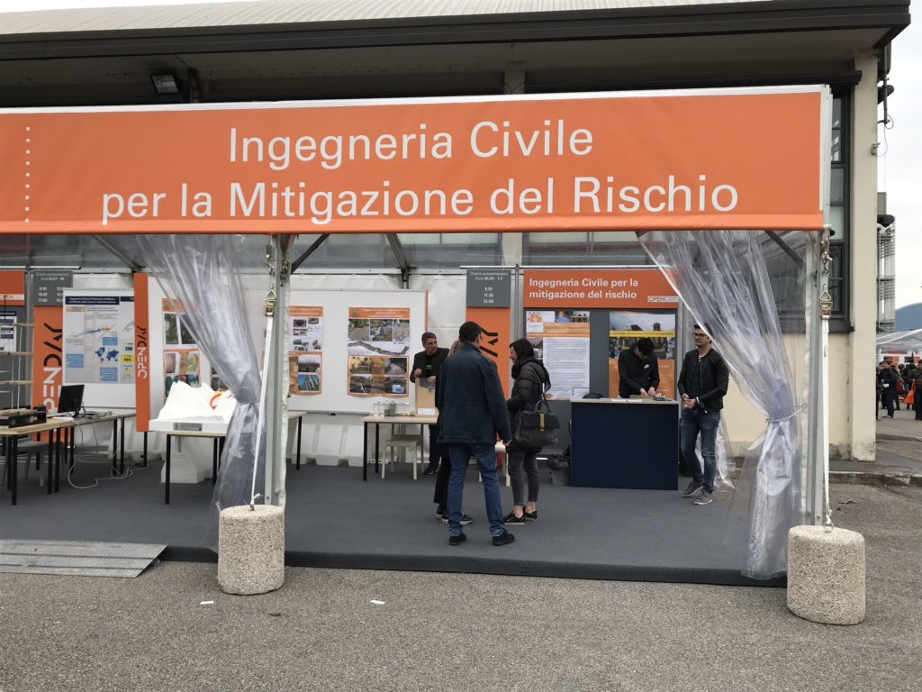 dica_polimi's tweet photo. Ultimi ritocchi agli stand #opendaypolimi @polimi #IngegneriaCivile #IngegneriaAmbientale #ICMR https://t.co/ifSk8zaK1H