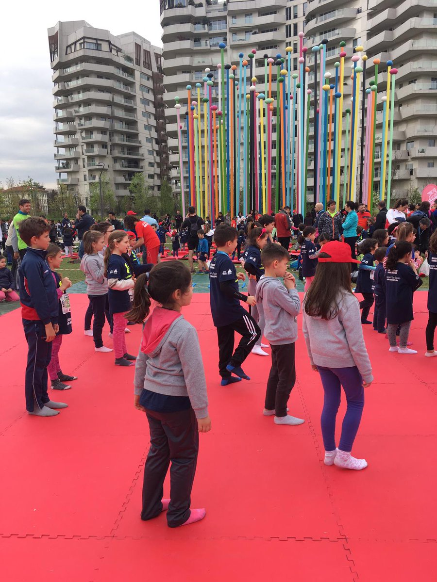 EA_Italia's tweet photo. La corsa dei piccoli runner della school Marathon di #Milano è stata bellissima.. Anche i 7 piccoli pazienti assistiti al nostro Posto Medico Avanzato stanno bene. #corricon la famiglia! #MilanoMarathon  @sosemergenza https://t.co/441Z70nbZR