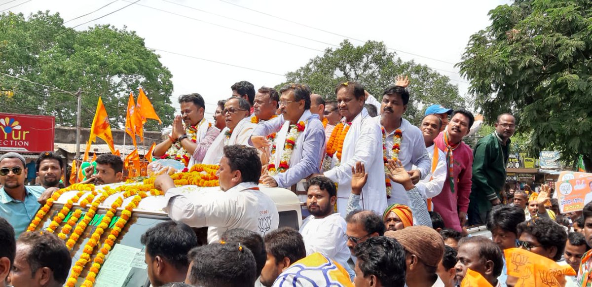 ThakurRanjitDas's tweet photo. Sri Abhimanyu Sethi Bhai filed his Nomination Today from #Bhadrak Parliament Constituency . Congratulations ...... 💐💐.
Never ever crowd seen in #PCNomination ,an history today .
Thanks to all 4 grand success .
#PhirEkBaarModiSarkar.
#NamoAgain https://t.co/C2E0UxlJav