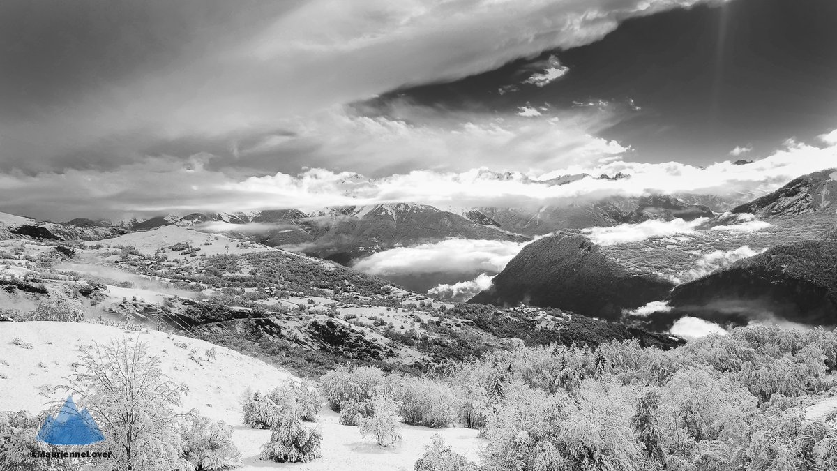 Maurienne, cinquante nuances de Grey 😜
#maurienne #savoie #aiguillesdarves #mauriennisezvous #alpesdunord #massifalpin #photosmontagne #savoiemontblanc #snow #mountain #landscape #winter #pictures #lessybelles <a href="/SavoieMontBlanc/">Savoie Mont Blanc</a> <a href="/LesSybelles/">Les Sybelles</a>