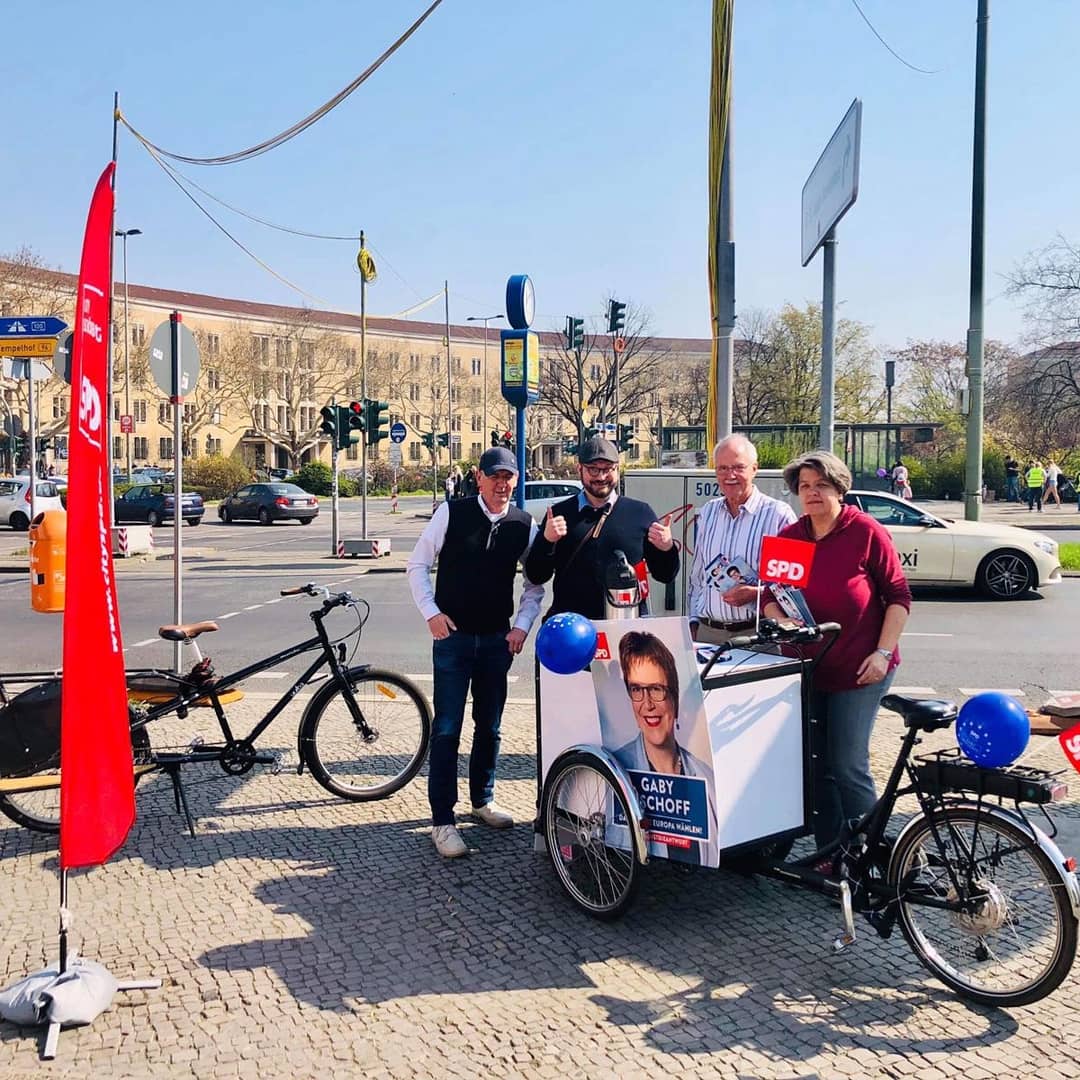 spd_ts's tweet photo. Europawahlkampf aller Abteilungen der SPD Tempelhof-Schöneberg entlang der B96. #europaistdieantwort #SPD #SPDTS #Tempelhof #Schöneberg https://t.co/paNPM4Z0Iz