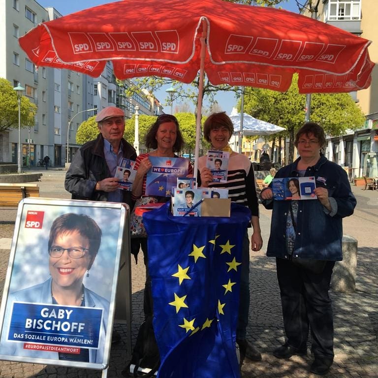 spd_ts's tweet photo. Europawahlkampf aller Abteilungen der SPD Tempelhof-Schöneberg entlang der B96. #europaistdieantwort #SPD #SPDTS #Tempelhof #Schöneberg https://t.co/paNPM4Z0Iz